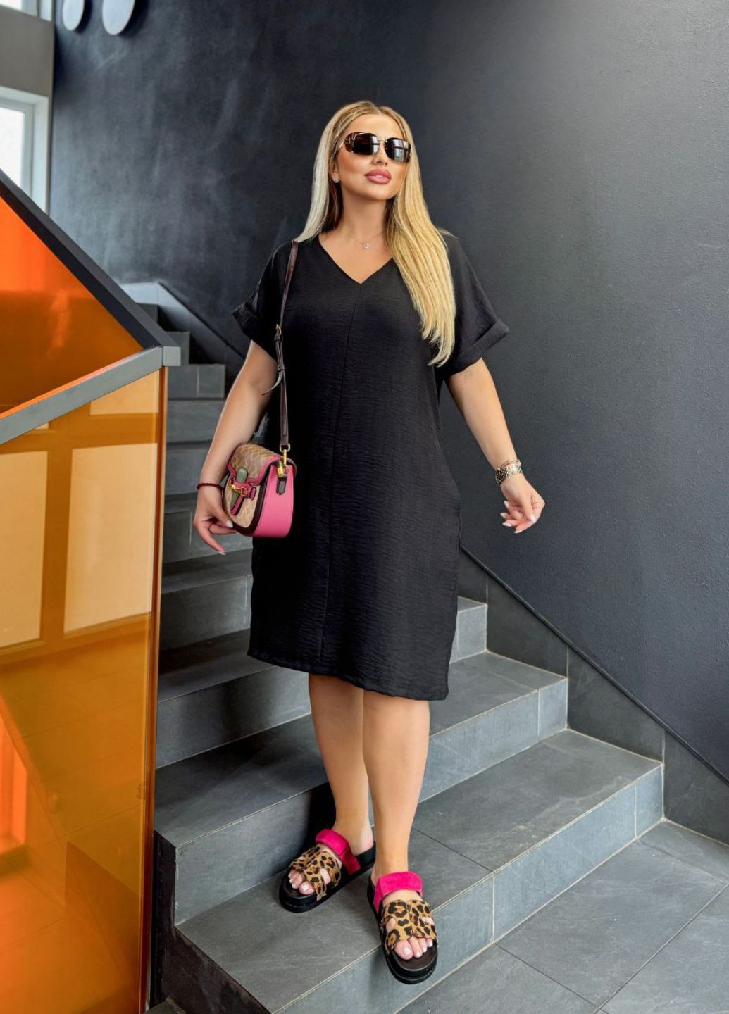Черное повседневный платье с v-образным вырезом и боковыми карманами No Brand однотонное
