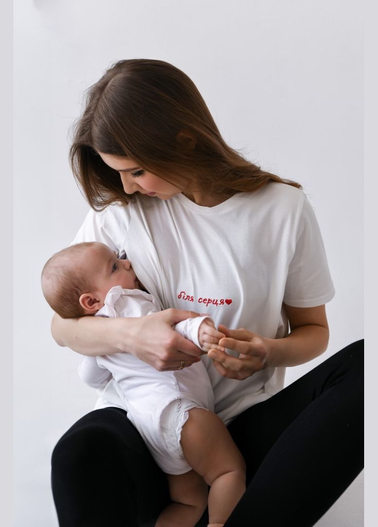 Молочная стильная футболка для беременных и кормящих молочного цвета Мамин Дім