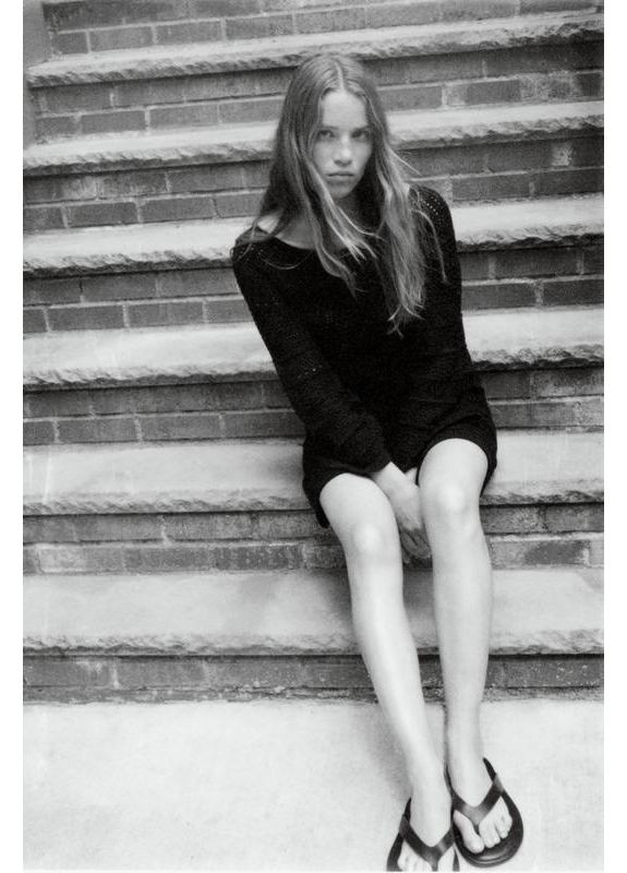 Чорна сукня з коміром човником і довгими розкльошеними рукавами Zara