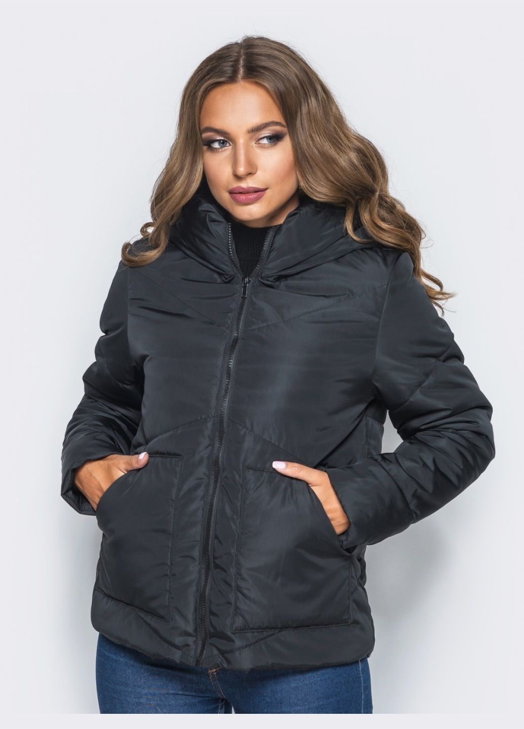 Черная демисезонная стёганая куртка с капюшоном и объемными карманами черная Dressa