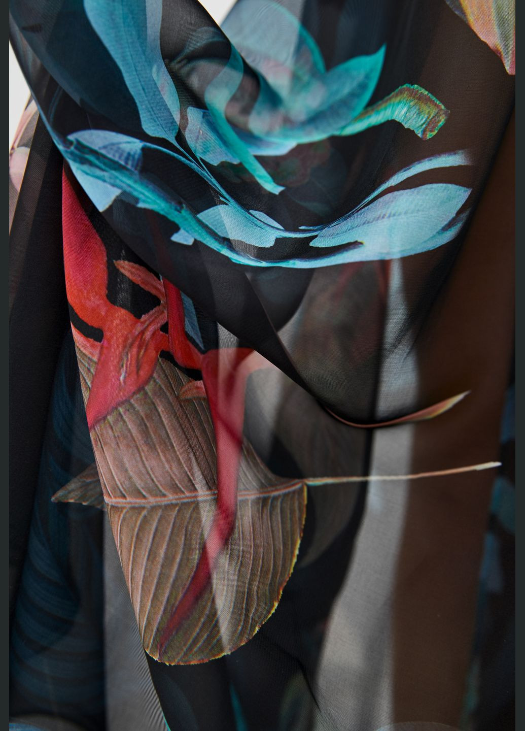 Комбинированное пляжное элегантное длинное пляжное платье из шифона с тропическим узором. ORA с цветочным принтом