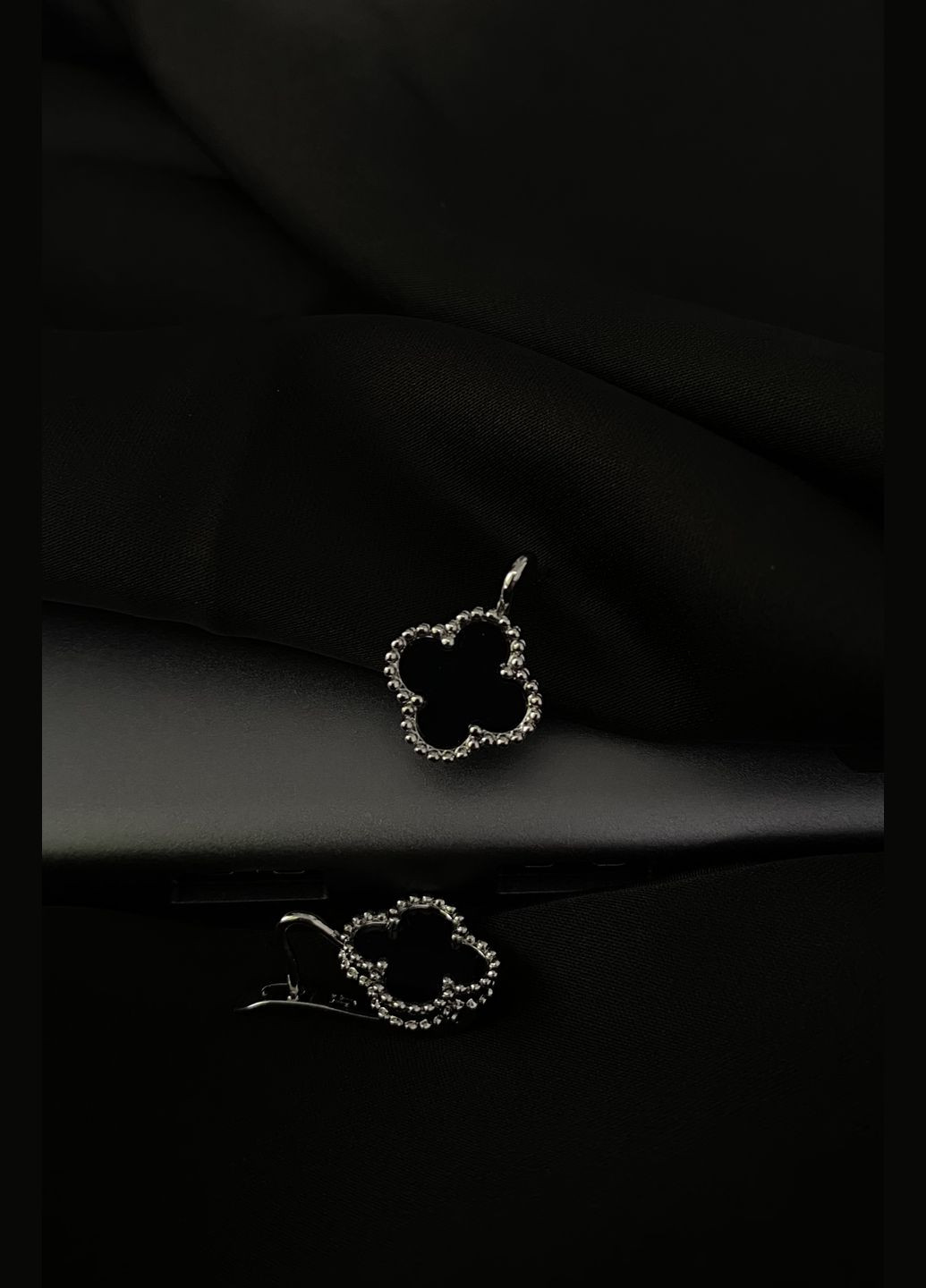 Серьги "Клевер" английский замок серебряного цвета 30610 No Brand (335817585)