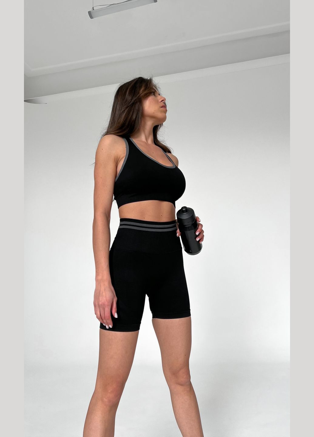 Спортивний жіночий костюм для фітнесу V- з контрастними лініями та ефектом пуш-ап (топ + шорти) Чорний Sport Двійка: топ + подовжені шорти (316634777)