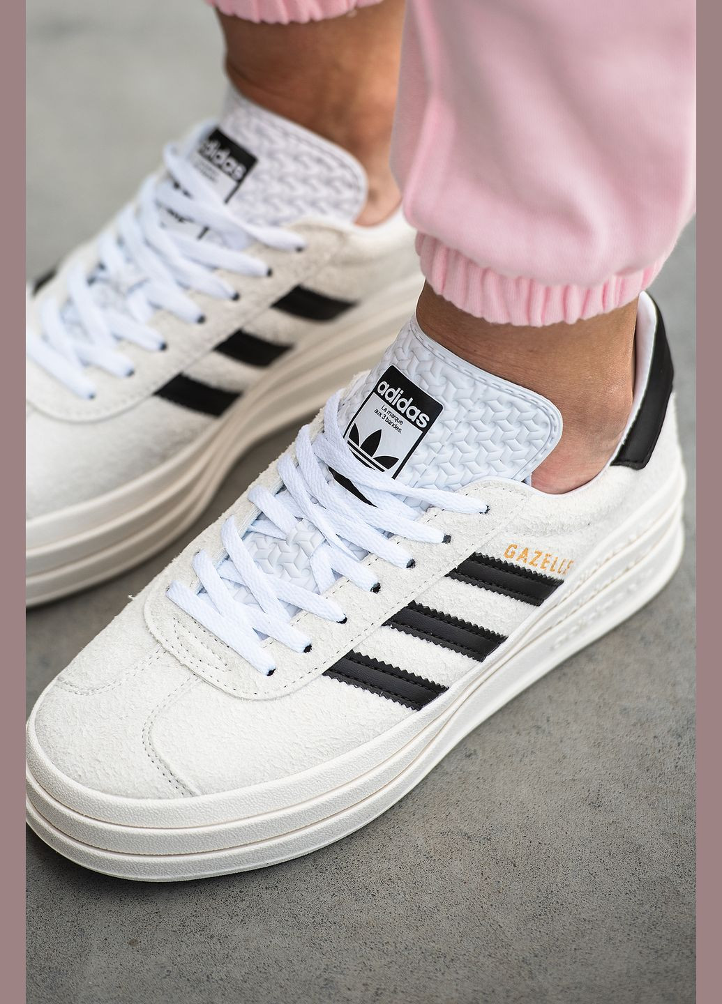 Білі осінні кросівки жіночі adidas Gazelle Bold