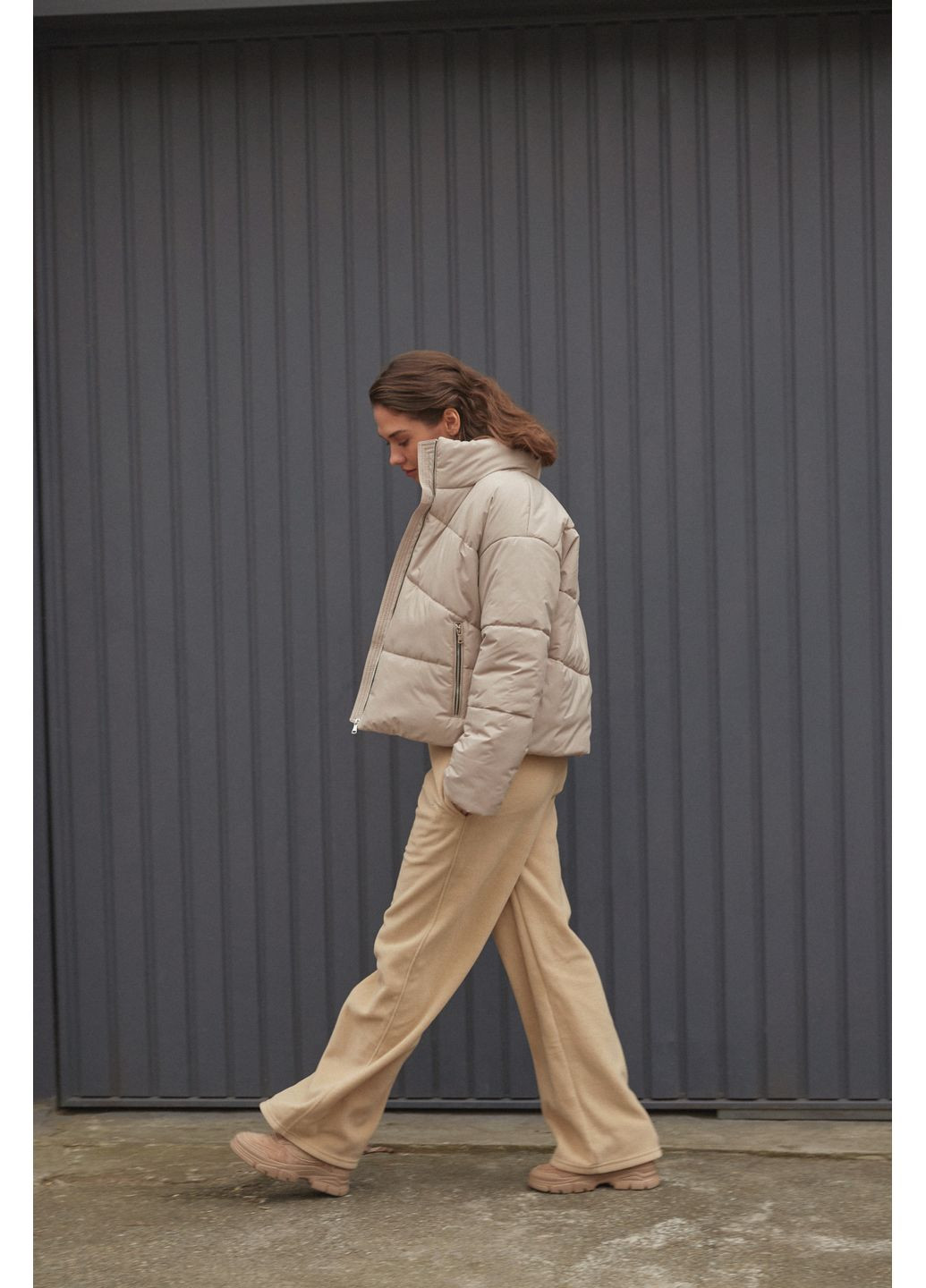 Бежевая демисезонная куртка, цвет бежевый Estro