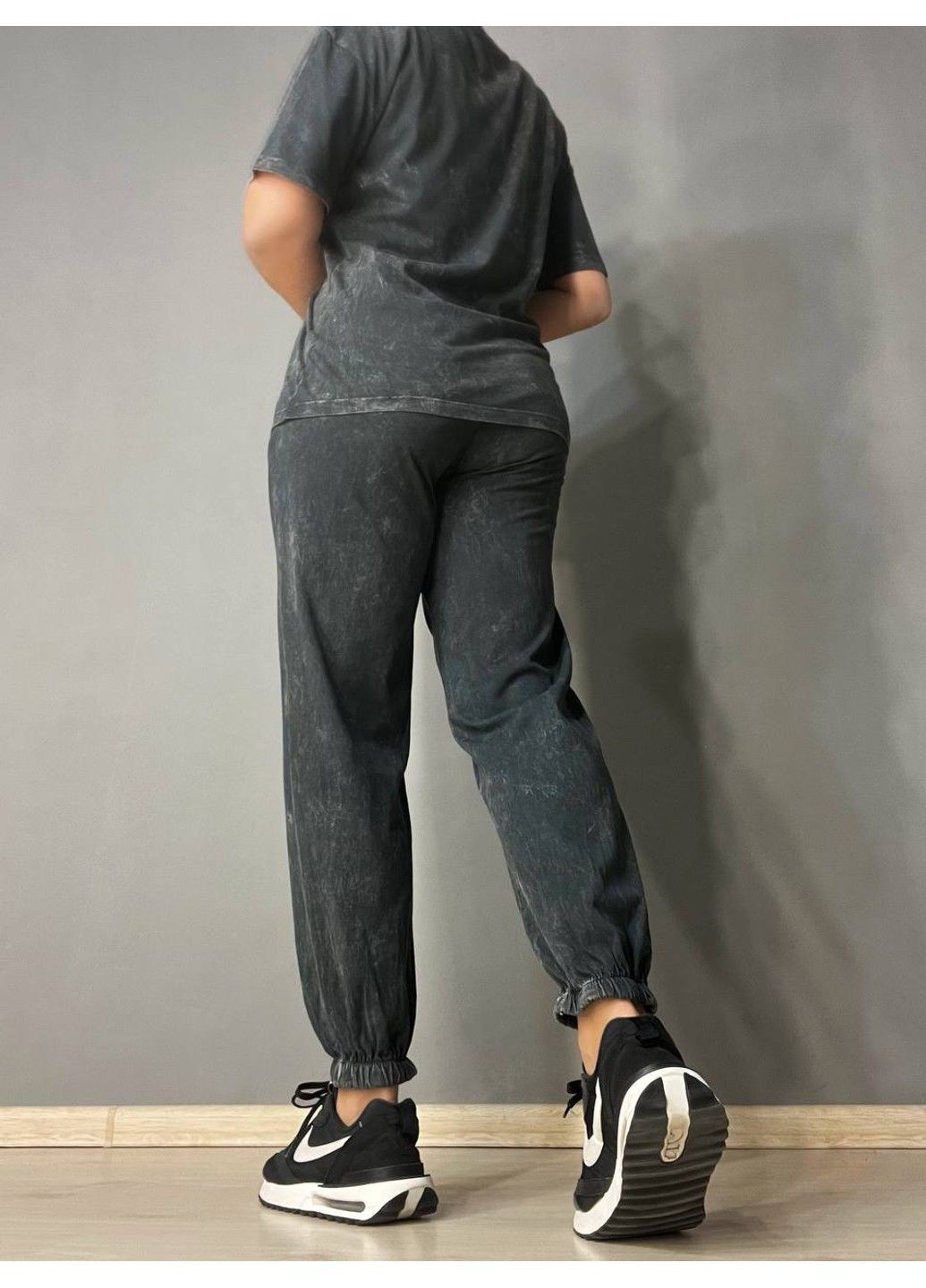 Костюм жіночий 4355 варений тай дай джоггери на резинці з футболкою з написом графіт Coast Moda (326535959)