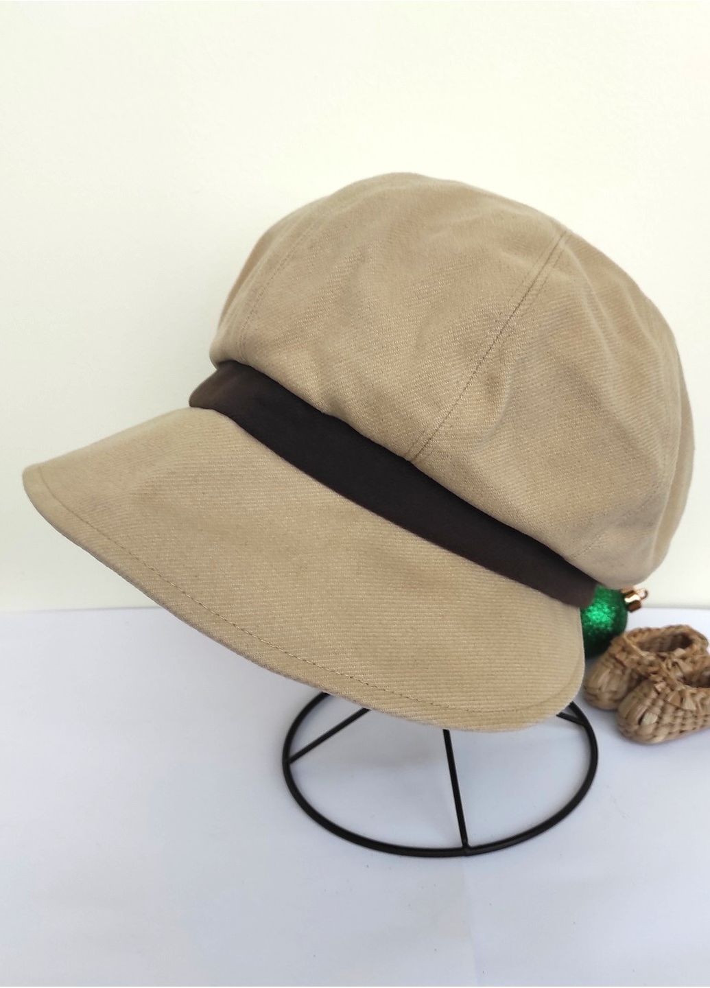 Женская Оверсайз Кепка Элегантная Классическая Осенняя Шляпа с Широкими Полями и Декором No Brand жіноча кепка з широким козирком (364301684)