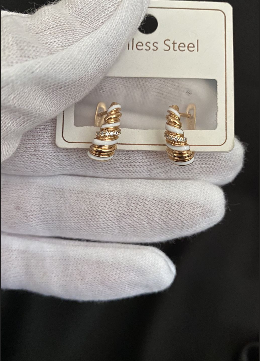 Сережки з білими вставками англійський замок золотого кольору 33814 Fashion (346084681)