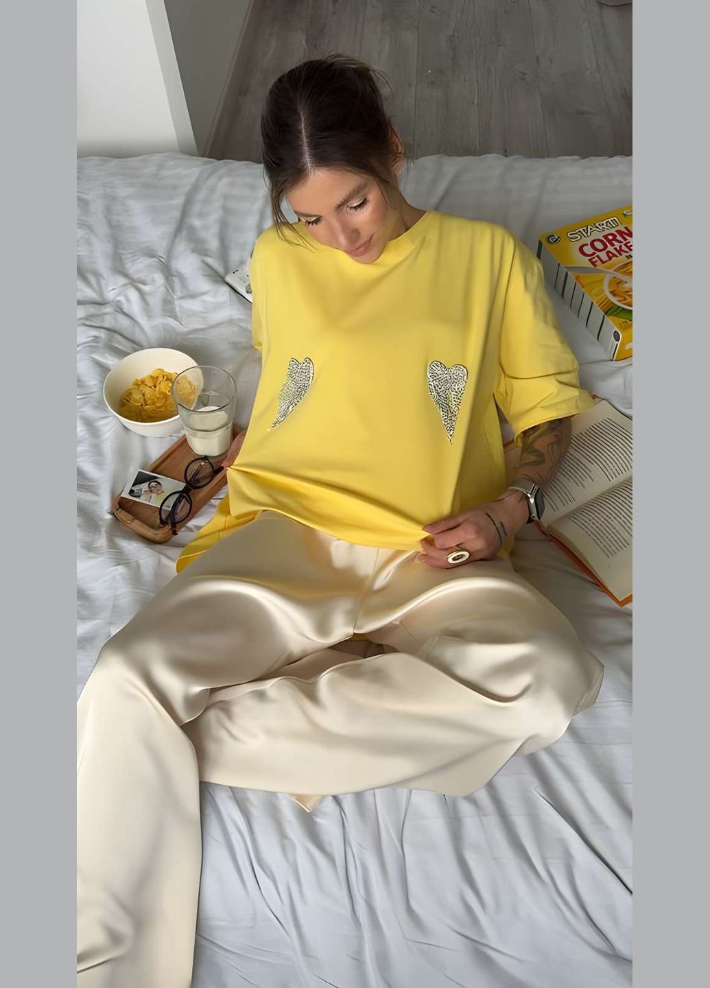 Жіноча якісна бавовняна футболка оверсайз із сердечками на грудях червона бавовна стрази Україна - (339402883)