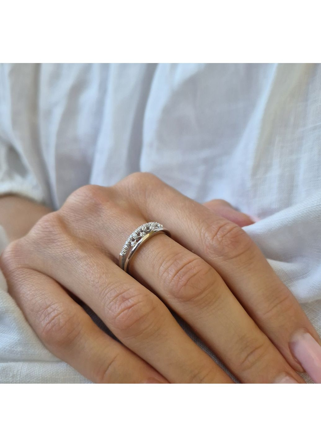 Серебряное кольцо с белыми камнями 18.5 размер серебро 925 пробы Родированное 4737р 2.20г No Brand (358526118)