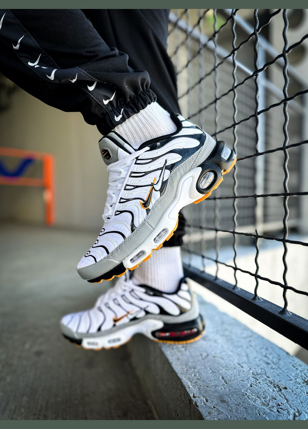 Серые всесезонные кроссовки мужские nike air max tn plus grey white black | найк аир макс тн плюс серые белые черные No Brand