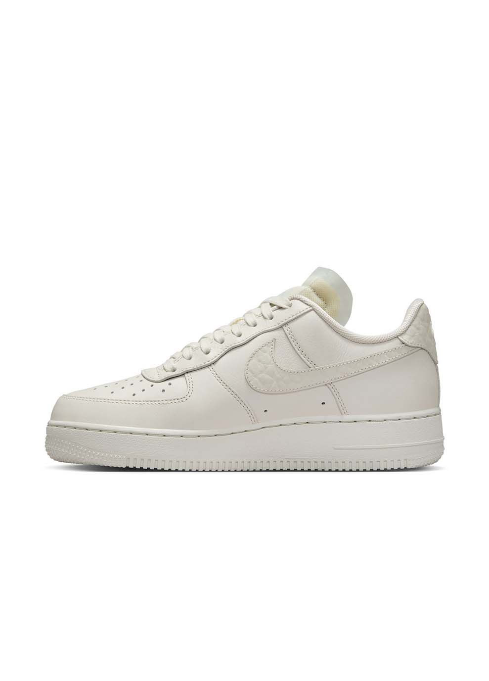 Жіночі Кросівки WMNS AIR FORCE 1 LO PRM Білий Nike білі демісезони (367590480)