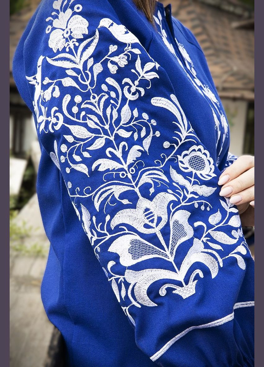 Синяя женская вышиванка с белой вышивкой на синем холсте, элегантная блузка с цветочным орнаментом узор цветочный свободная, прямой, приталенная лен (324117388)