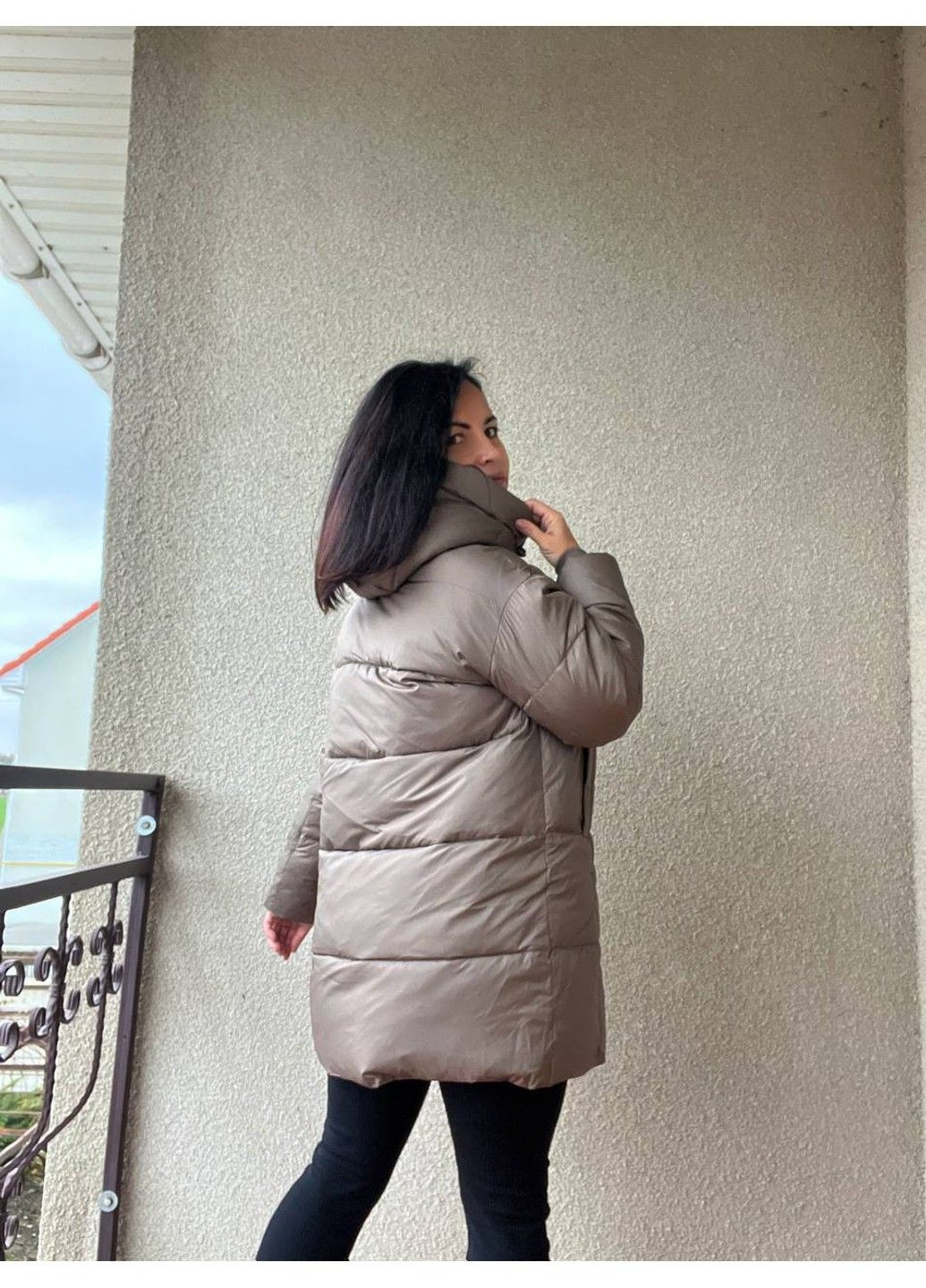 Коричнева демісезонна куртка жіноча 9045 довга стегана з капюшоном пальто коричнева Lady yep