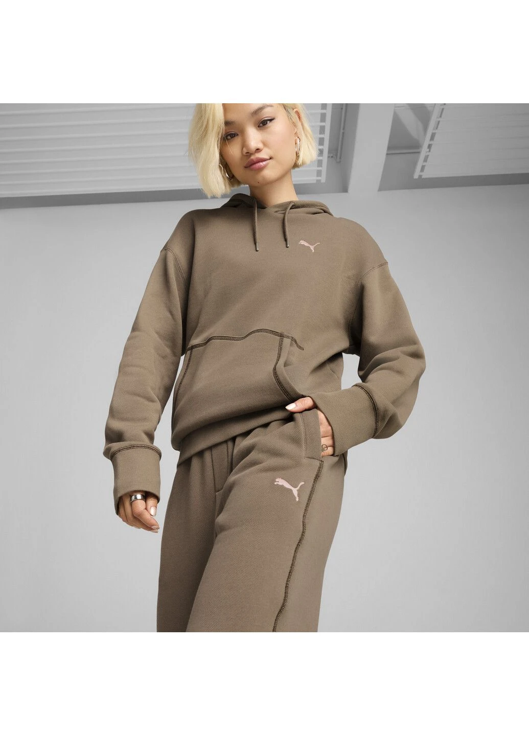 Брюки Premium Essentials Relaxed Graphic Sweatpants Unisex Puma (336349870)