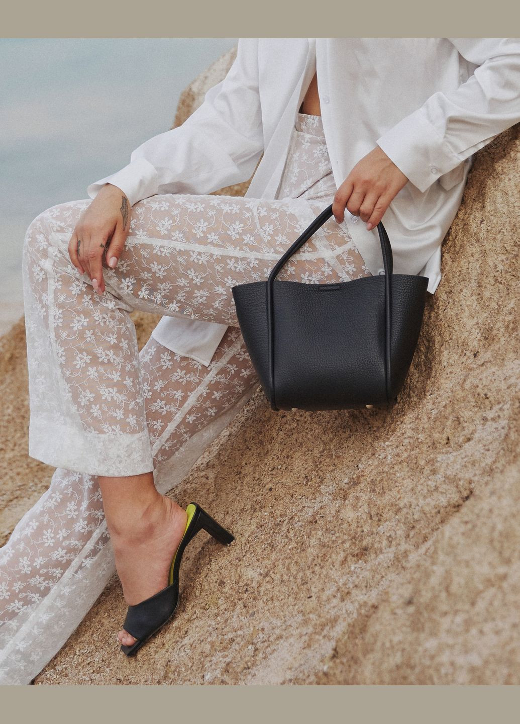 Шльопанці, колір чорний Estro (327810441)