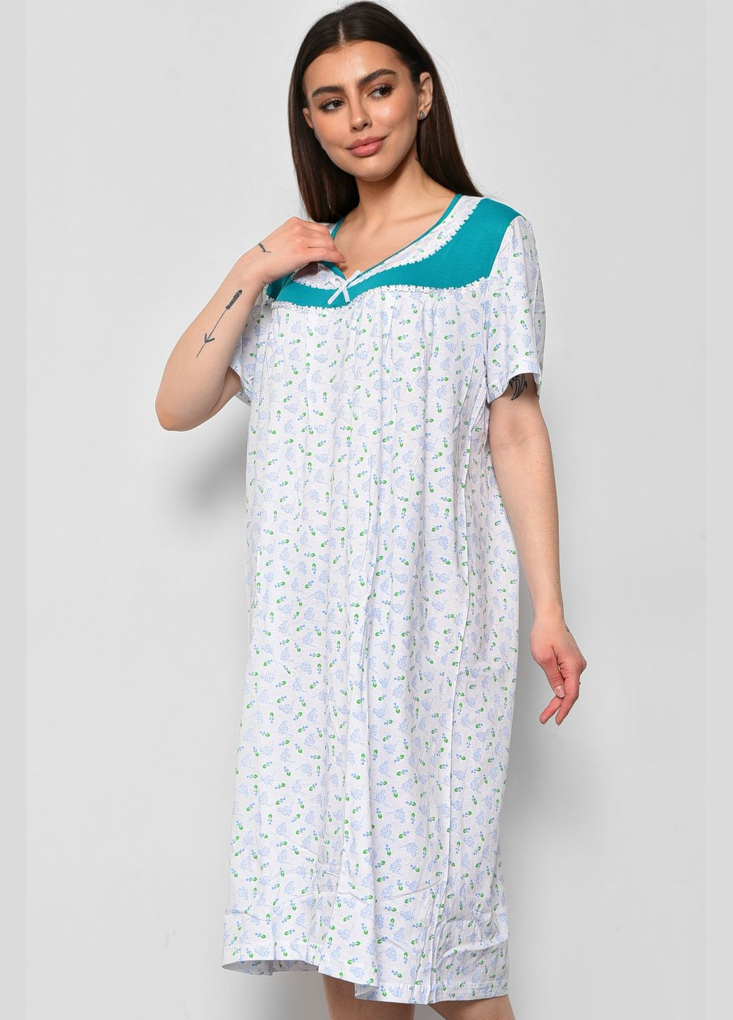 Ночная рубашка женская батальная белого цвета с цветочным принтом Let's Shop (289843234)