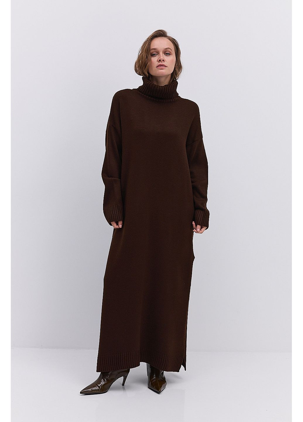 Коричнева вязана зимова сукня світло-сіра з високим коміром і розрізом збоку Arjen