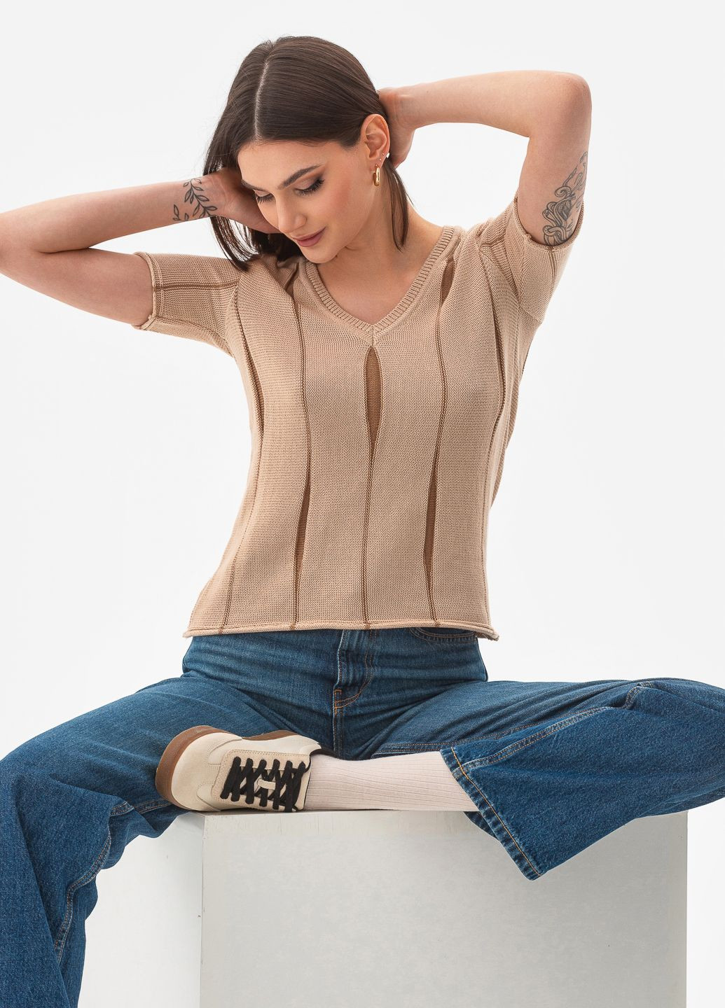 Бежевий тонкий жіночий джемпер з вертикальним кольоровим візерунком. SVTR