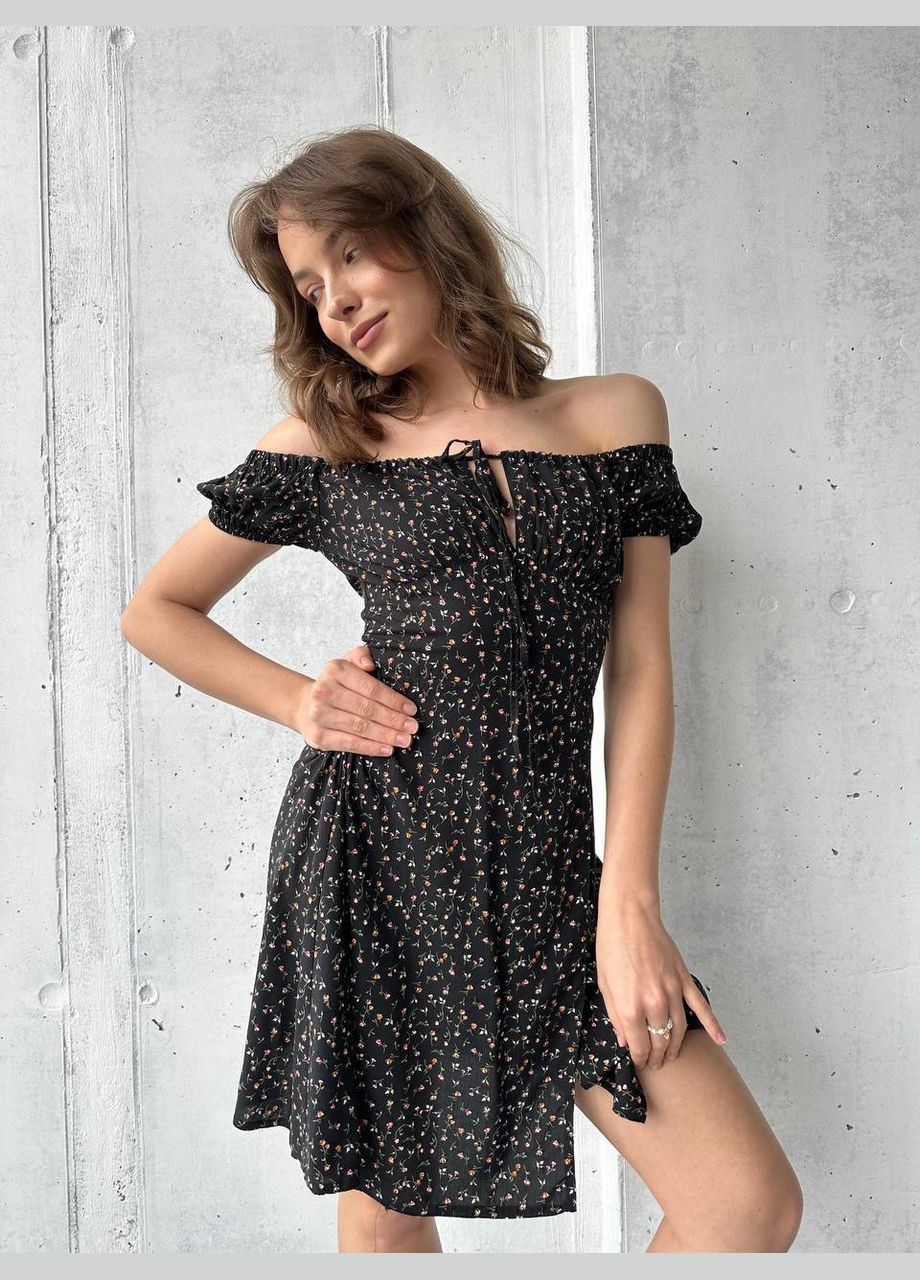 Черное лёгкое приятное к телу летнее мини-платье с коротким рукавом и открытыми плечами с декольте,чорное платье в цветочном принте No Brand