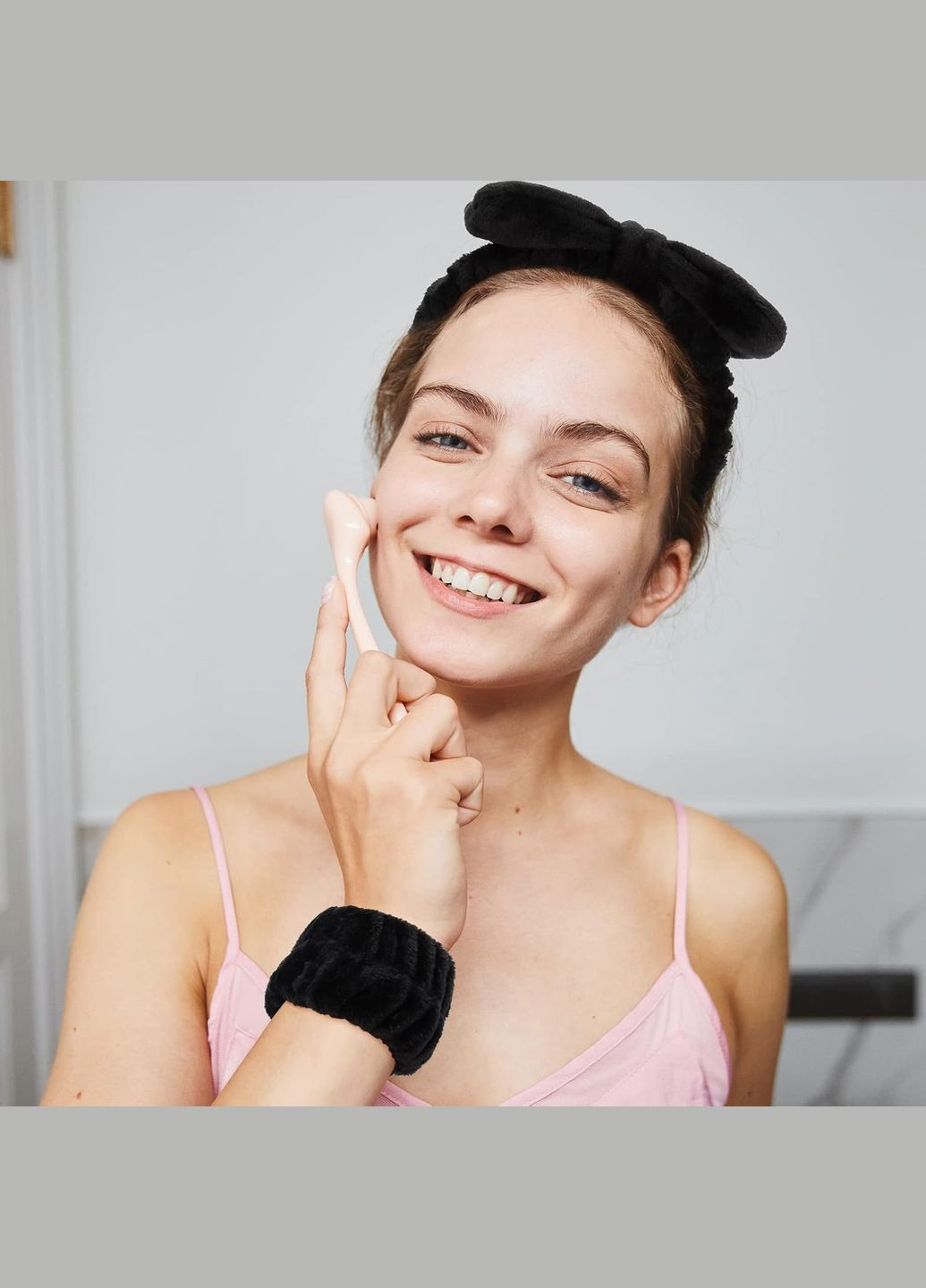 Набор косметическая повязка-бант на голову и умывающие напульсники, черный No Brand (311199669)