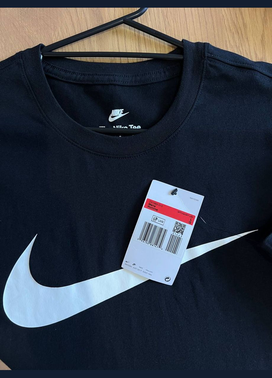 Чорна футболка оригінал sportswear swoosh чорна з коротким рукавом Nike