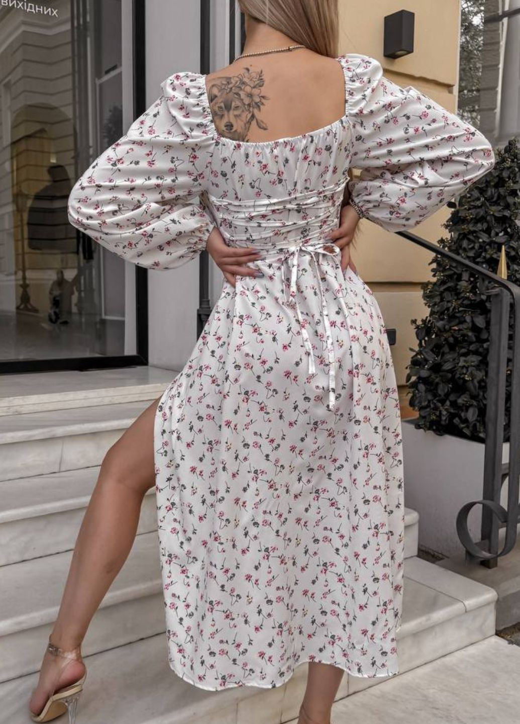 Молочна повсякденний сукня міді у квітковий принт з відкритими плечима Tik-Tak з квітковим принтом