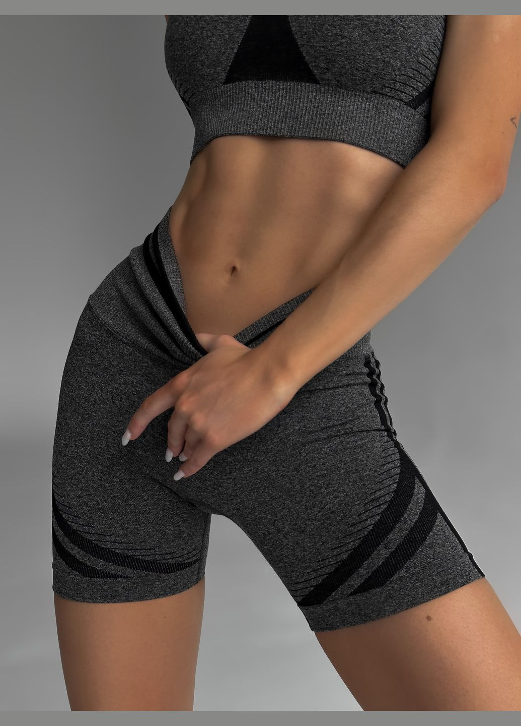 Спортивный женский костюм для фитнеса V- с контрастными линиями и эффектом пуш-ап (топ + шорты) Темно-серый Sport Безшовна з високою посадкою (316634779)
