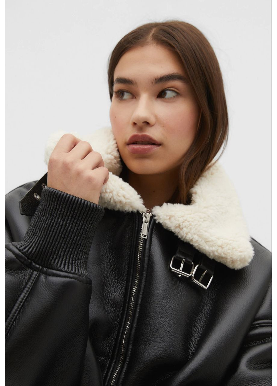 Чорна тепла куртка з екошкіри та підкладкою зі штучного хутра Stradivarius