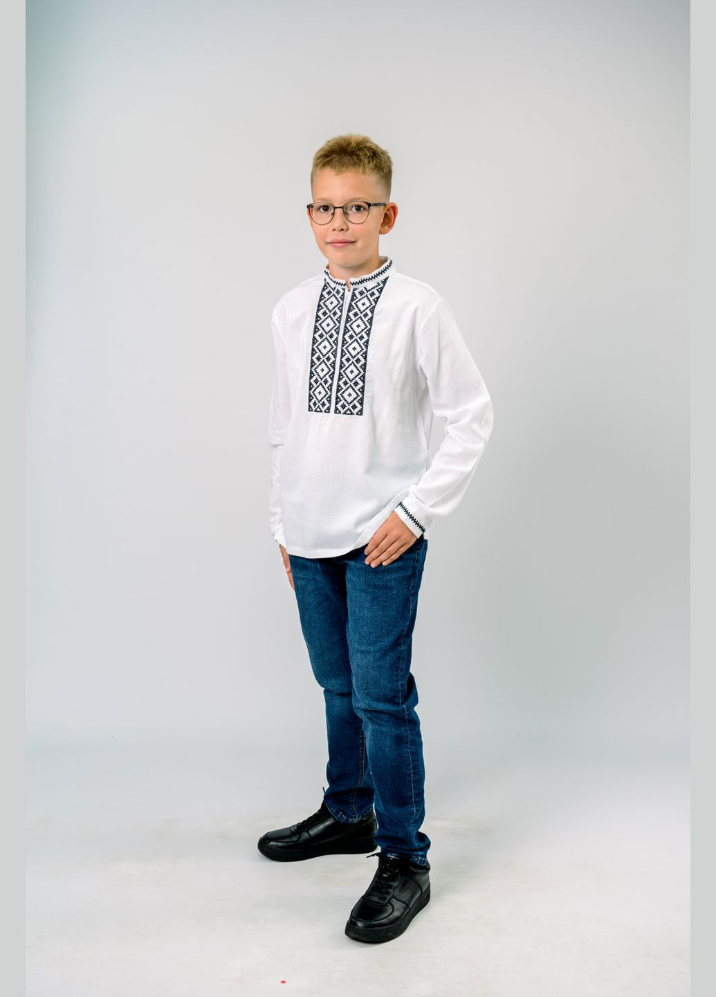 Белая вышиванка для мальчика стильного белого цвета с черным орнаментом с длинным рукавом на подростка узор орнамент лен (313441163)