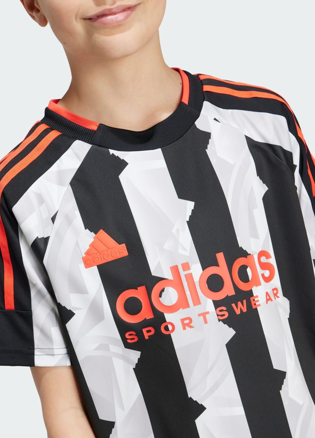 Чорна демісезонна футболка tiro kids adidas