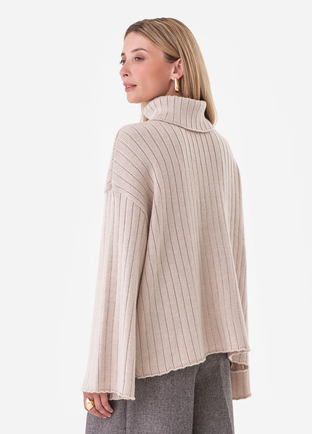 Світло-рожевий жіночий светр з високим коміром і розкльошеними рукавами. SVTR