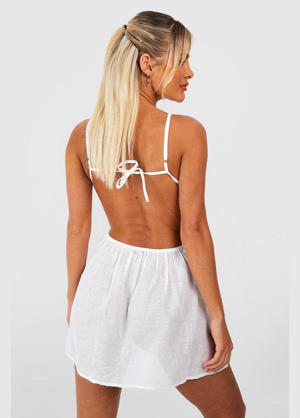 Белое пляжное платье Boohoo однотонное