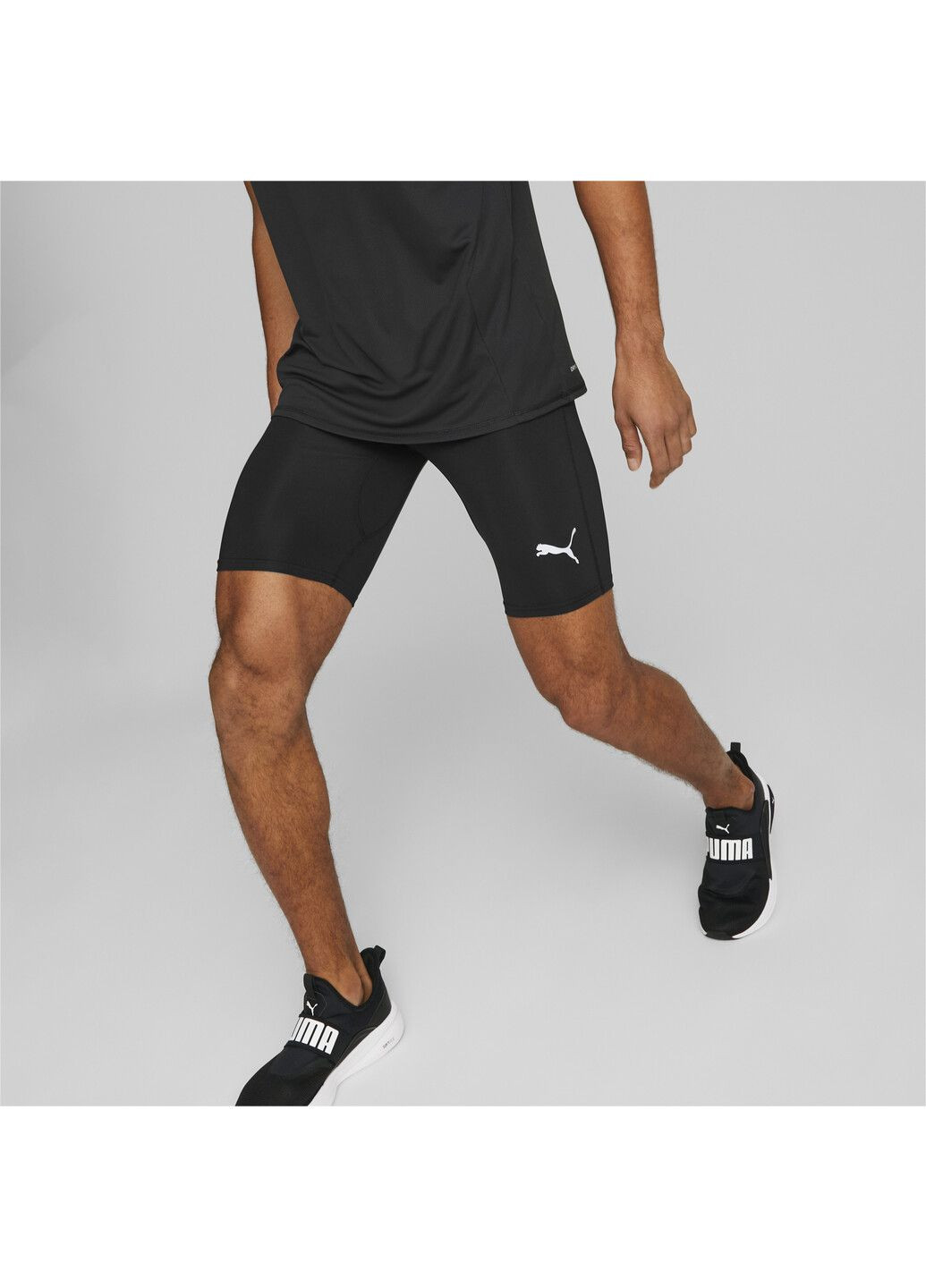 Черные демисезонные шорты run favourite tight running shorts men Puma