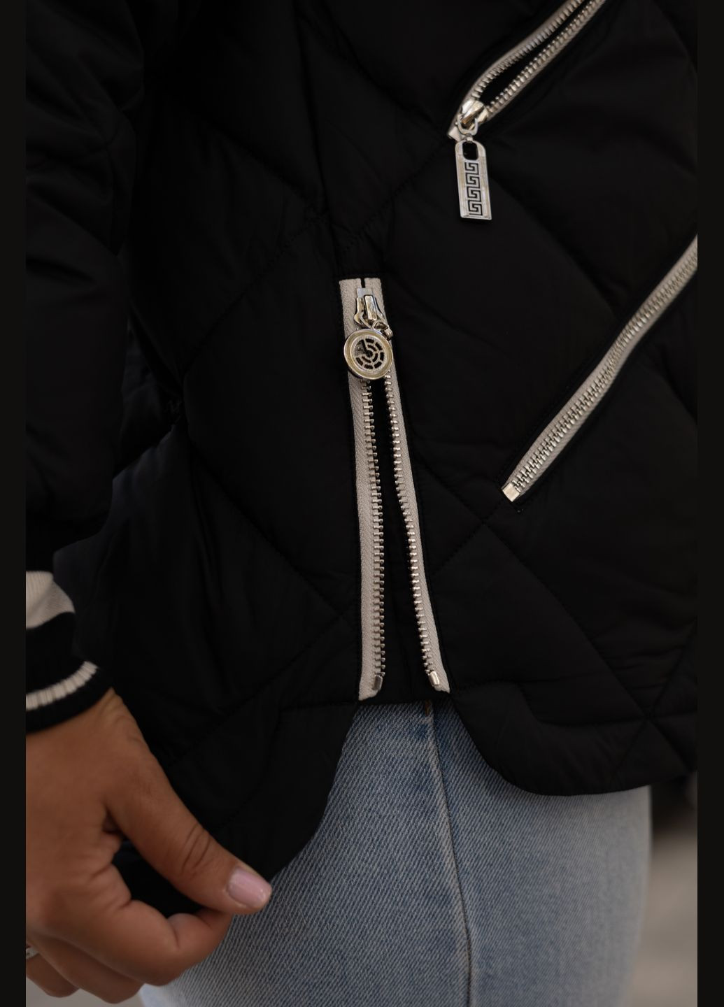 Чорно-біла зимня зимова коротка жіноча куртка чорна з молочним 122252 Svidni