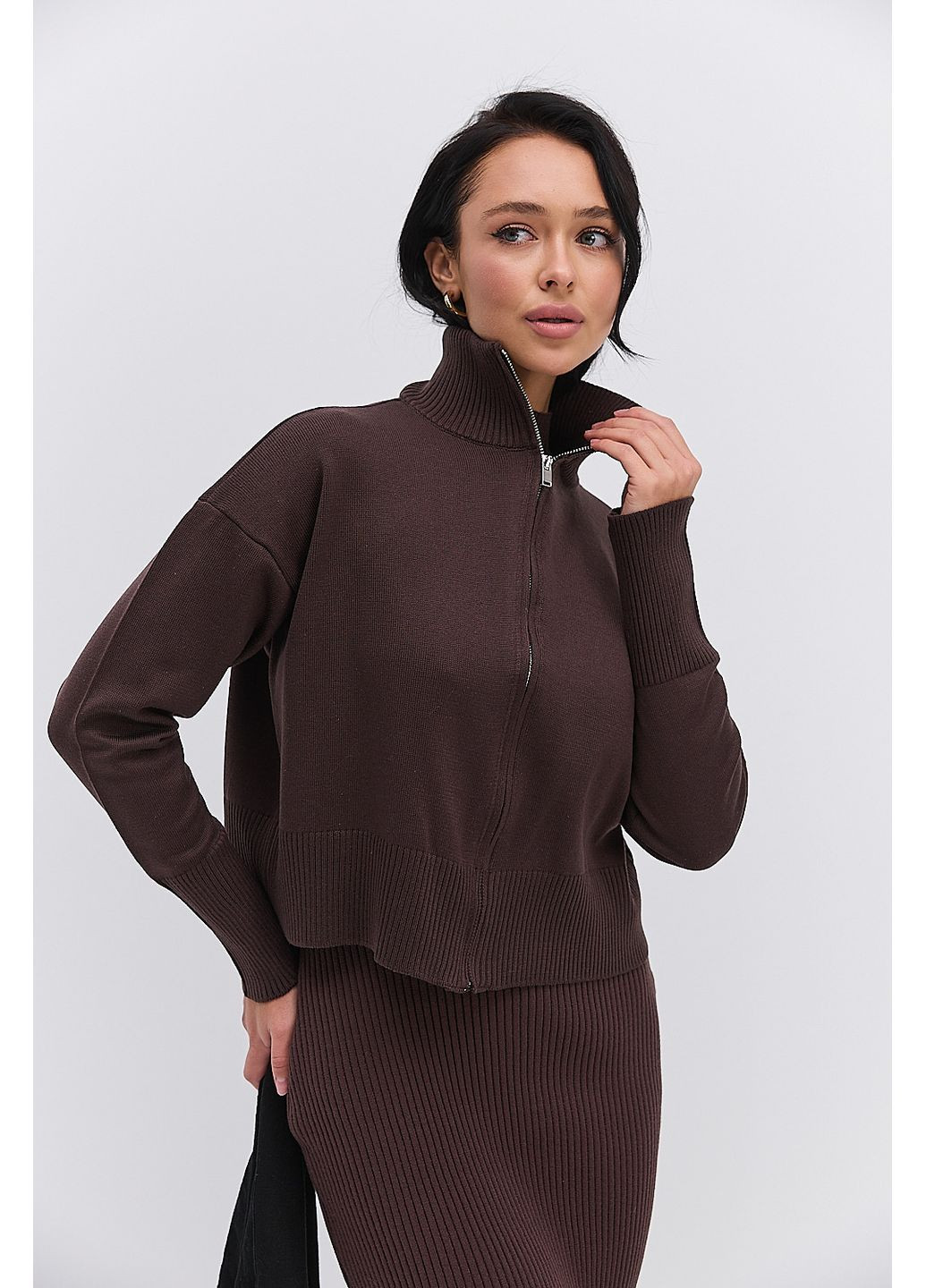 Жіноча вязана кофта на блискавці з високим коміром світло-молочна Arjen (370601759)