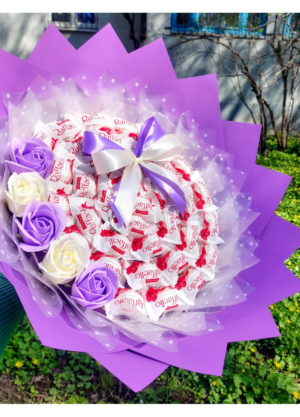 Букет з цукерок з мильними трояндами фіолетовий Raffaello (353370742)