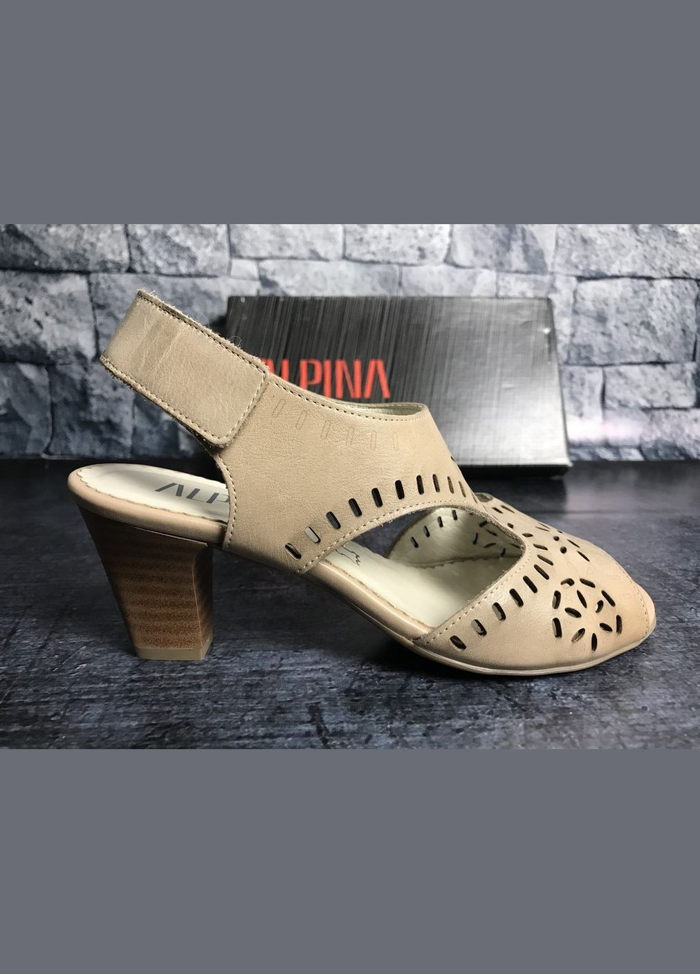 Бежевые кожаные женские босоножки в бежевом цвете Alpina на липучке