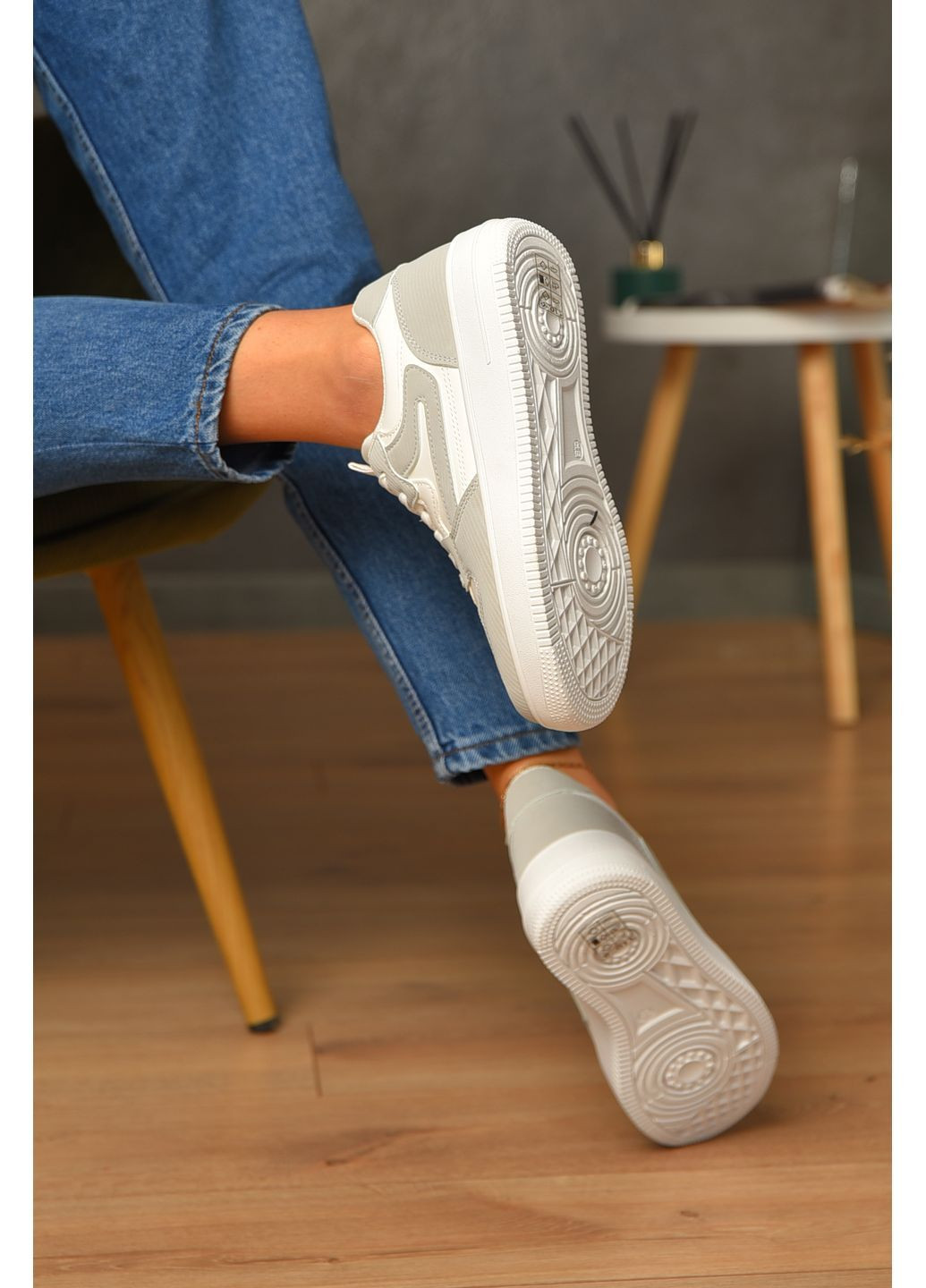 Кросівки жіночі біло-сірого кольору на шнурівці Let's Shop сірі демісезони (361946697)