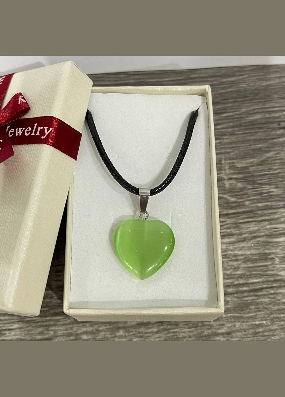 Кулон с натуральным камнем Улексит зеленый кошачий глаз в форме сердца на шнурке в подарочной коробочке No Brand (331291754)