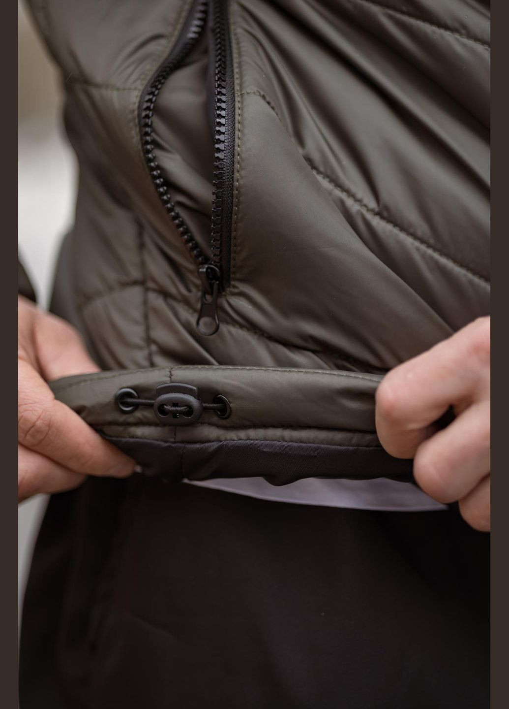 Оливкова (хакі) демісезонна легка куртка з капюшоном на силіконі Vakko