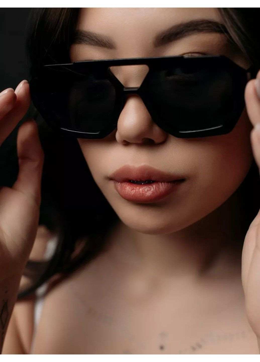 Сонцезахисні окуляри шестигранні Charming чорні No Brand (311604631)