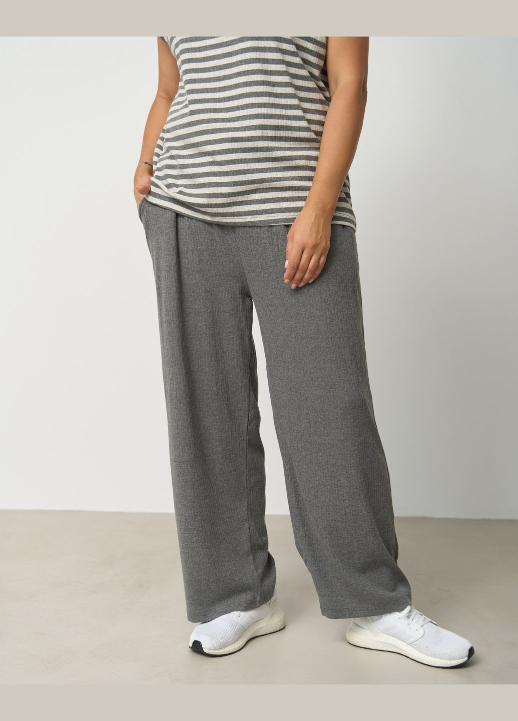 Серая комплект женский со штанами и футболкой Nicoletta