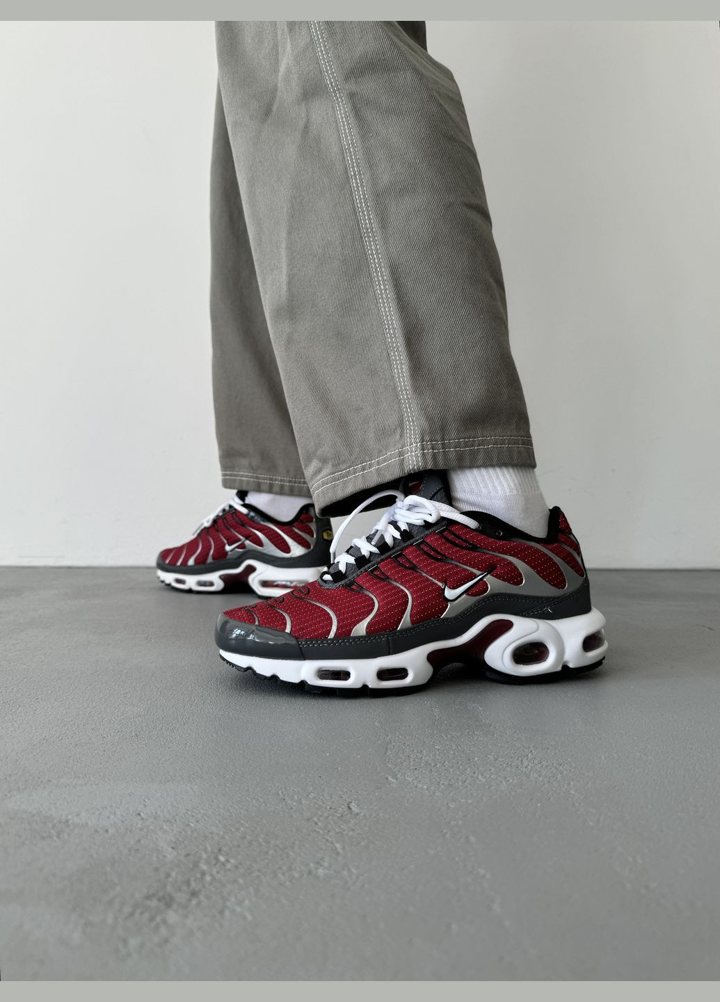 Красные демисезонные кроссовки мужские nike air max tn plus red grey | найк аир макс тн плюс красные серые No Brand