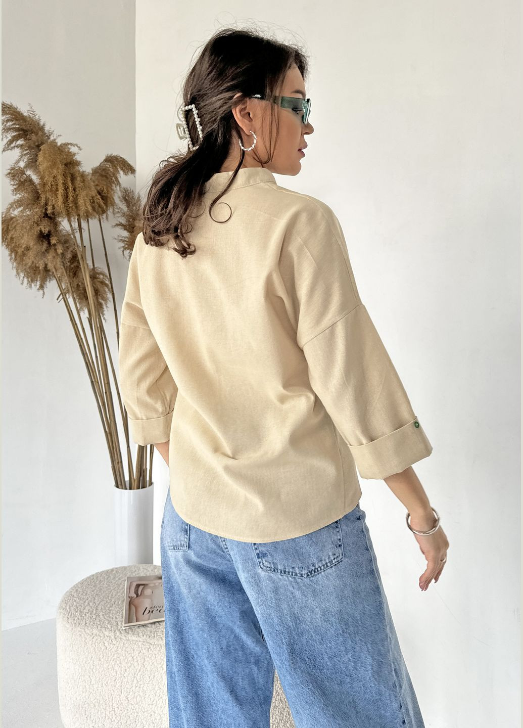 Бежевая универсальная блуза из натурального льна с нежной вышивкой листьев INNOE Блузка