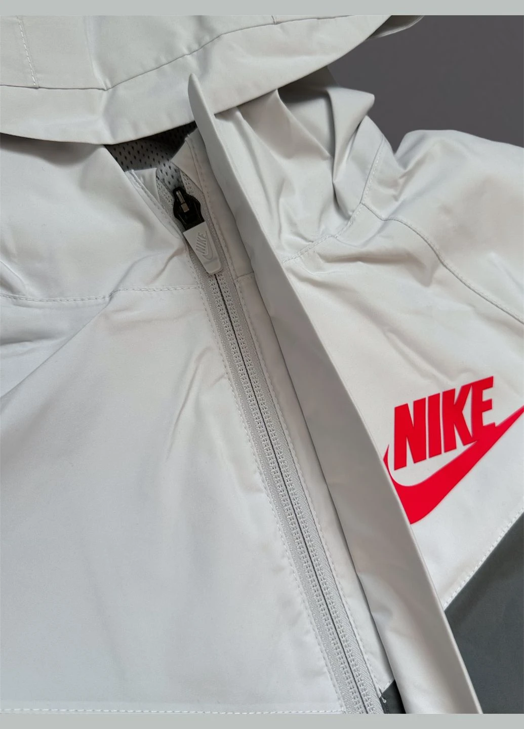 Серая ветровка Nike Storm-Fit