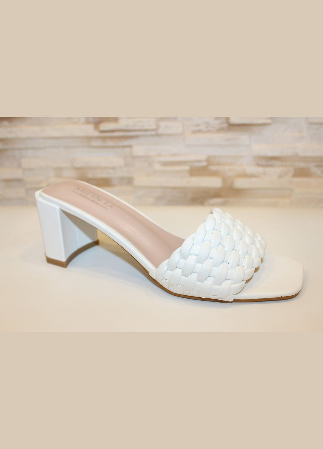 Белые шлепанцы женские летние белые на каблуке Meideli плетение, без декора