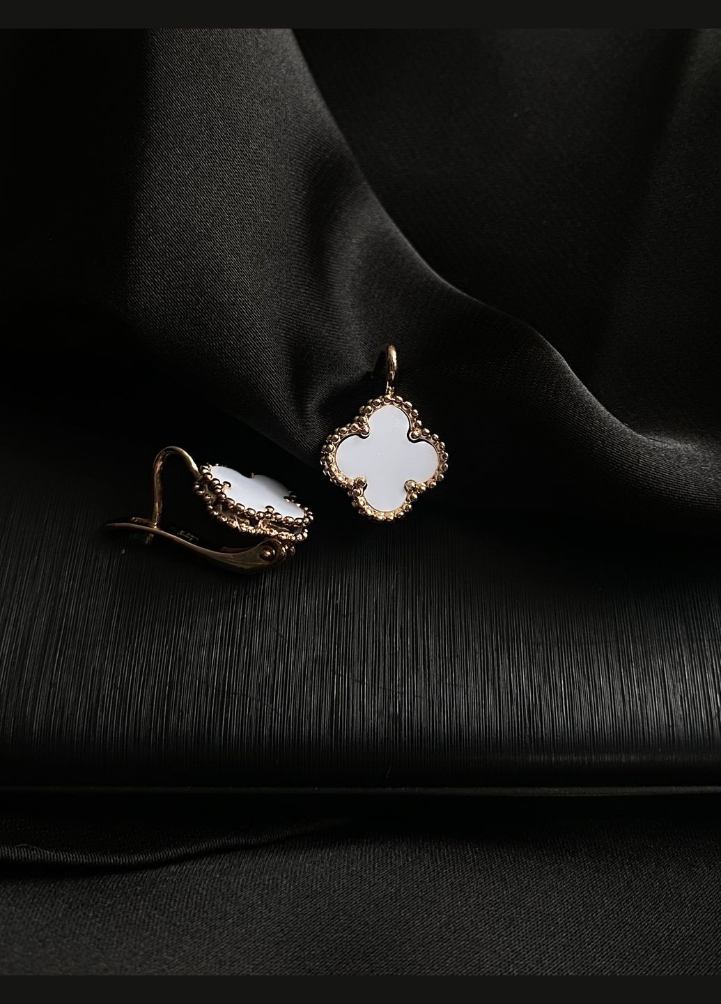 Серьги "Клевер" английский замок белого цвета 30715 No Brand (335817573)