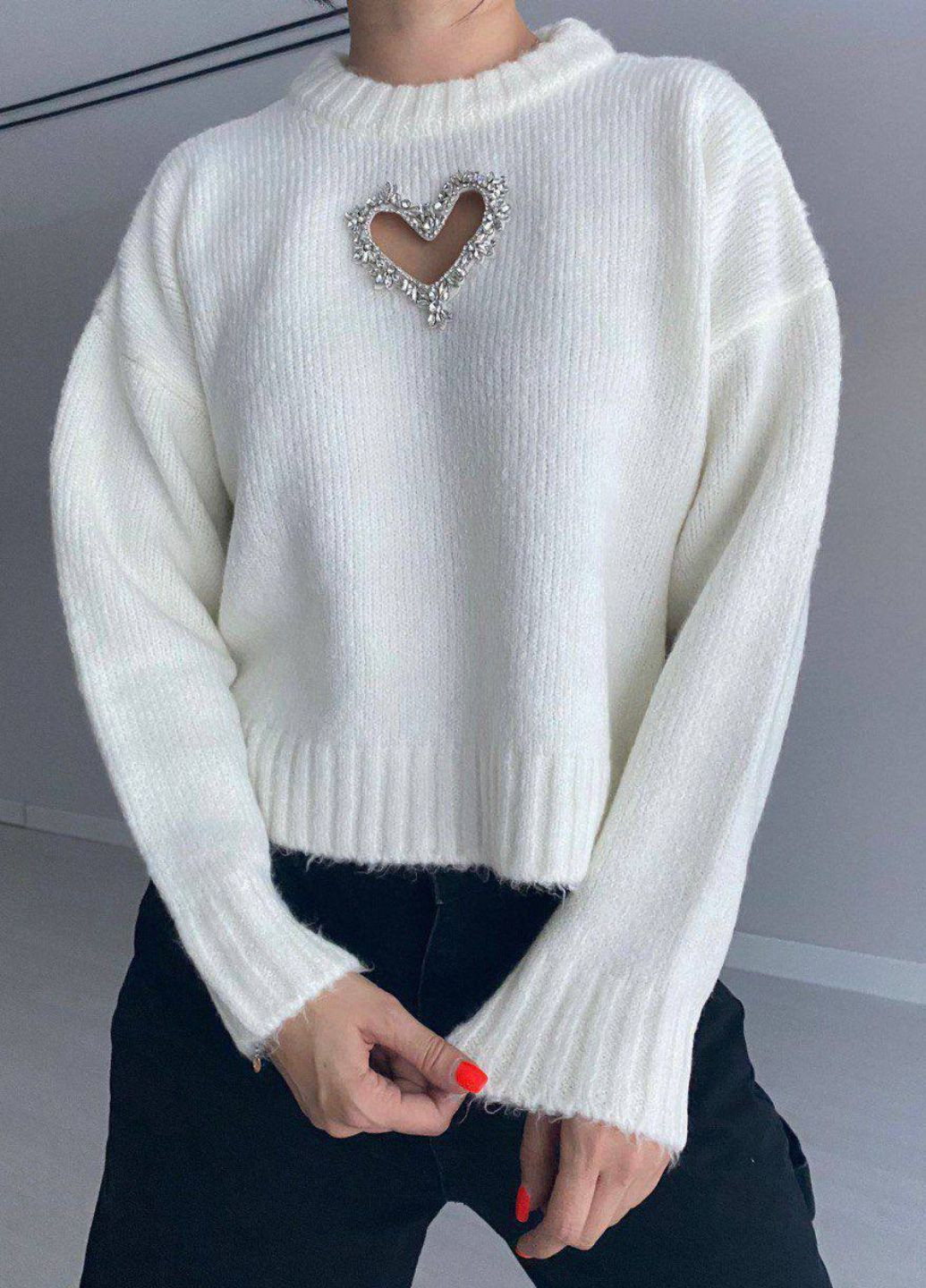Молочный демисезонный свитер прямого кроя с вырезом сердце с камнями Tik-Tak