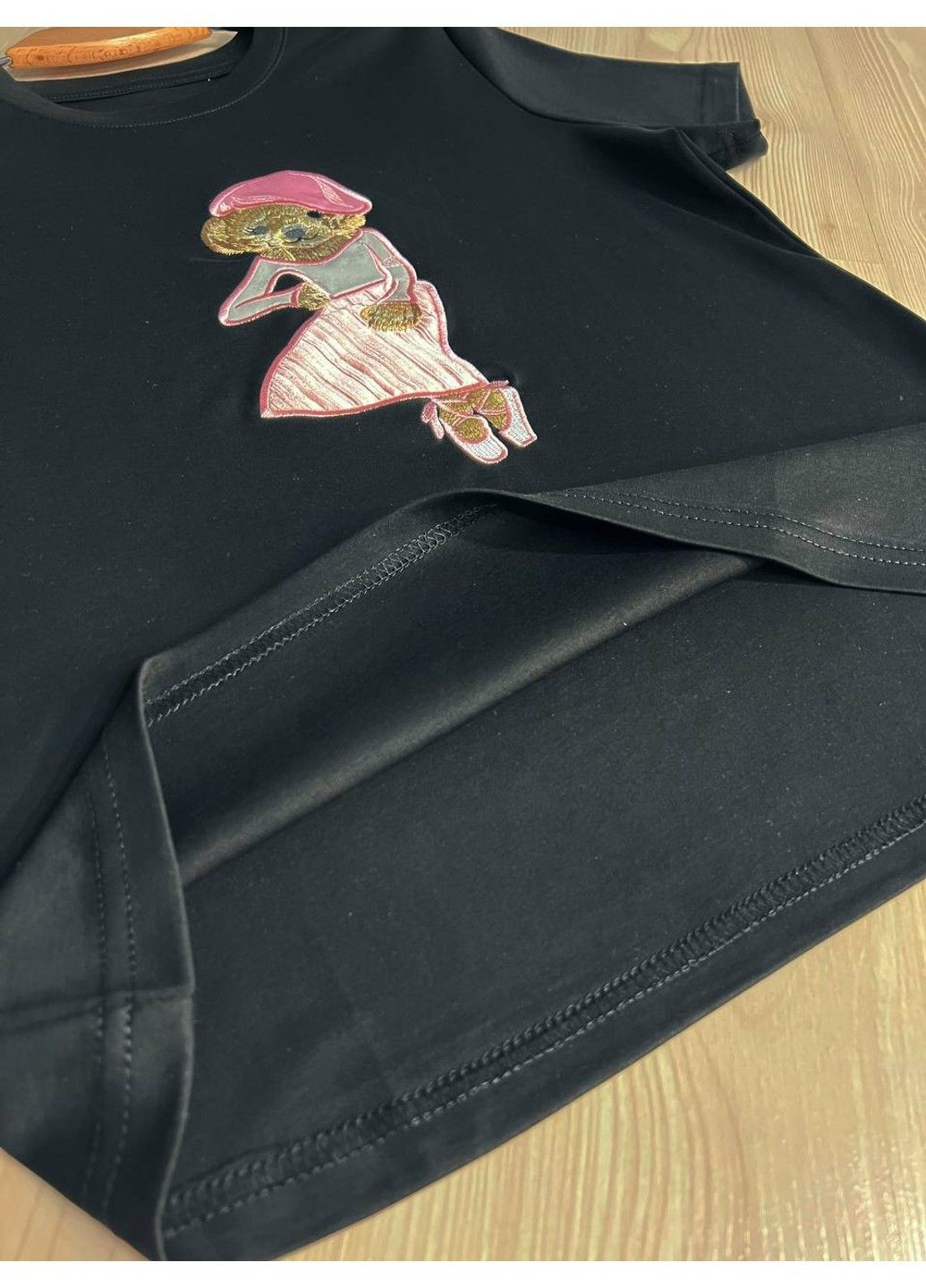 Футболка женская A-N 26009 нашивка мишка балерина впереди однотонная средняя длина базовая one size No Brand - (322948913)